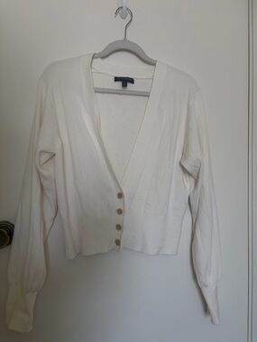 Banana Republic Cream V-Neck Cropped Button Front Cardigan